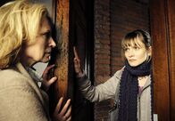 Tatort – Christa Merklinger (Maren Kroymann, li.) weist Kathi (Alexandra Finder) ab, die Geliebte ihres toten Mannes.