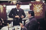 Mord im Orient-Express – Hercule Poirot (Albert Finney, re.) wird an Bord des Schnellzuges bestens versorgt. Wenn ihm nur nicht ein Verbrechen dazwischenkommen würde ...