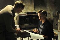 Die Rebellin – Hans (David Rott, l.) bittet Lena (Alexandra Neldel, r.), ihm zu helfen, den Fernseher aus Amerika zu reparieren.
