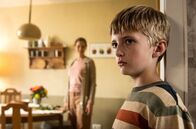Tatort – Lenny (Wulf Kurscheid, rechts) lebt bisher mit seiner Mutter Ines (Picco von Groote) alleine. Jetzt soll auch Basso hier einziehen. Ihr neuer Partner wird aus dem Gefängnis entlassen.