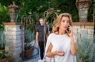 Sturm der Liebe – Alexandra (Daniela Kiefer, v.) erfährt alarmiert, dass Markus nie in Frankfurt angekommen ist, was Christoph (Dieter Bach, h.) belauscht.