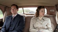 Geheimnis eines Lebens – Max (Stephen Campbell Moore) und Joan Stanley (Sophie Cookson) werden ein Paar.