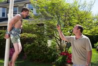 Movie 43 – Trotz des fehlenden Schulbesuchs soll Kevin (Jeremy Allen White, l.) sämtliche Schulerfahrungen sammeln. Fürs Mobbing springt sein Vater Robert (Liev Schreiber, r.) ein ...