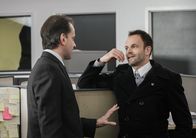 Elementary – Vor dem Polizeigericht erinnert sich Holmes (Jonny Lee Miller, r.) daran, wie er vor Jahren James Dylan (Danny Mastrogiorgio, l.) verhört hat. Dylan war für ihn der Hauptverdächtige in einem Mordfall und deshalb wandte er ein paar unorthodoxe Methoden an ...