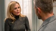 Sturm der Liebe – Yvonne (Tanja Lanäus, l. mit Sven Waasner, r.) will Caspar zunächst verschweigen, dass er einen Onkel hat.