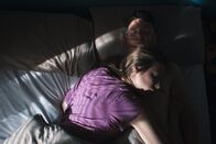 Snooze – Die schönste Nebenbeschäftigung: Ciara Cramer als Schlafende, Aaron Collins als Schlafender