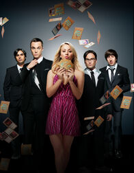 The Big Bang Theory – (5. Staffel) - Eine ganz besondere Truppe: Penny (Kaley Cuoco, M.), Sheldon (Jim Parsons, 2.v.l.), Rajesh (Kunal Nayyar, l.), Leonard (Johnny Galecki, 2.v.r.) und Howard (Simon Helberg, r.) ...