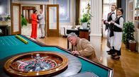 Sturm der Liebe – Zu Maxis (Katharina Schueba, r.) und Markus’ (Timo Ben Schöfer, 2.v.l., mit Krista Birkner, l.) Irritation endet die Casino-Razzia ergebnislos.