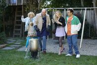 The Goldbergs – v.li.: Beverly Goldberg (Wendi McLendon-Covey), Bill Lewis (David Koechner), Lainey Lewis (AJ Michalka), Barry Goldberg (Troy Gentile).