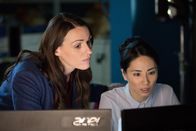 Scott & Bailey – Rachel Bailey (Suranne Jones, l.) und DC Anna Ram (Jing Lusi, r.) stoßen auf einen wichtigen Hinweis. Noch immer jagen sie die Täter, der scheinbar wahllos Menschen umbringen.