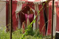 American Horror Story – Elsa (Jessica Lange) versucht verzweifelt, mit ihren Freaks die bestmögliche Show einzustudieren. Doch das ist einfacher gesagt, als getan ...