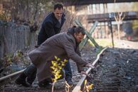 Elementary – Sherlocks alter Bekannter Oscar Rankin (Michael Weston, r.) aus Junkie-Zeiten möchte, dass Sherlock (Jonny Lee Miller, l.) seine Schwester Olivia findet, die ihren Heroinentzug abgebrochen hat und verschollen ist. Doch wird Sherlock sich darauf einlassen?