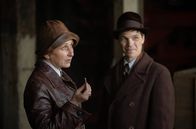 Babylon Berlin – Eisen-Else (Barbara Philipp, li.) mit Weintraubs Handlanger Max (Sebastian Urzendowsky).