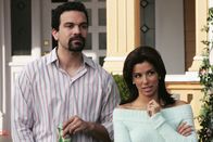 Desperate Housewives – Gabrielle (Eva Longoria , r.) und Carlos (Ricardo Antonio Chavira, l.) haben ein Problem mit ihrer Kanalisation und da ihnen das Geld für die Reparatur fehlt, müssen sie sich anders behelfen ...