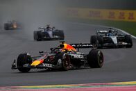 Formel 1: Großer Preis von Australien – Max Verstappen aus den Niederlanden im (1) Oracle Red Bull Racing RB21 führt George Russell aus Großbritannien im (63) Mercedes AMG Petronas F1 Team W16 auf der Strecke während des Formel-1-Grand-Prix von Belgien auf dem Circuit de Spa-Francorchamps am 27. Juli 2025 in Spa, Belgien.