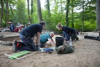 Schätze des Römischen Reichs – Die Archäologen Achim Raasch, Marc Rappe und Nele Vom Hagen bei Ausgrabungen an der römischen Grenze von Kalkriese in Deutschland.(Credit: National Geographic)