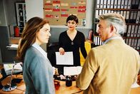 Edel & Starck – Sandra (Rebecca Immanuel, l.) und Felix (Christoph M. Ohrt, r.) sind erstaunt über ihre neue "Bürochefin". Biene (Isabel Tuengerthal, M.) ist nicht wiederzuerkennen.