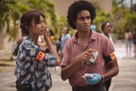 Deadly Tropics – Mélissa (Sonia Rolland) und Aurélien (Julien Béramis) befragen einen Zeugen, der eine Leiche entdeckt hat.