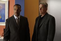 Navy CIS – L-R: Trotz einiger anonymer Hinweise, die bei Director Leon Vance (Rocky Carroll) eintreffen, kommen Gibbs (Mark Harmon) und sein Team erstmal bei der Aufklärung des Mordes an Lieutenant Commander Carrie McLellan nicht weiter ...