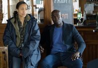 Inspector Barnaby – Orla Campbell (Tanya Fear, l.) und ihr Vater Victor Campbell (Steve Toussaint, r.) wissen beide, dass sie einander nicht die Wahrheit sagen.