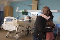 Lucifer – Amenadiel (D.B. Woodside, l.) macht die Bekanntschaft mit Trixie (Scarlett Estevez, r.), während Lucifer stirbt, um Chloe zu helfen ...