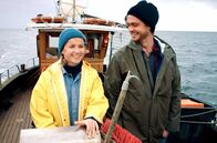 Fischer sucht Frau – Marie (Cornelia Gröschel) und Alex (Sebastian Fräsdorf) auf dem Fischkutter.