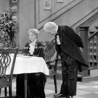 Dinner for One oder Der neunzigste Geburtstag – May Warden als Miss Sophie und Freddie Frinton als Butler James.