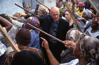 Eine Liebe in Afrika – Bischof Jo (Heiner Lauterbach) und Miriam (Julia Stemberger). Frauen wollen zwei Vergewaltiger stellen.