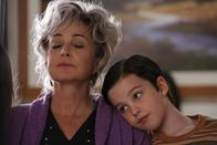 Young Sheldon – Annie Potts (Meemaw), Iain Armitage (Sheldon Cooper).