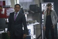 Limitless – Gemeinsam mit Brian wollen sie einen Mordfall lösen: Boyle (Hill Harper, l.) und Rebecca (Jennifer Carpenter, r.) ...