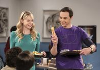 The Big Bang Theory – Mit seiner ehemaligen Verehrerin Ramona (Riki Lindhome, l.) hat Sheldon (Jim Parsons, r.) jede Menge Spaß. Vielleicht sogar so viel Spaß, dass er seine Freundin Amy darüber hinaus vergisst ...