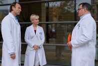 In aller Freundschaft – Hans-Peter Brenner (Michael Trischan, re.) berichtet Dr. Martin Stein (Bernhard Bettermann, li.), dass die richtige Diagnose von ihm kam und nicht von seiner Kollegin Luisa Lindner. Diese hat sie für die ihre ausgegeben. Als Martin das für absurd hält, ahnt Hans-Peter, dass Luisa Martin Stein erfolgreich um den Finger gewickelt hat. Hans-Peter ist so enttäuscht, dass er ihm das auch sagt. Nun schaltet sich Dr. Kathrin Globisch (Andrea Kathrin Loewig, mi.) ein und versucht zu vermitteln.