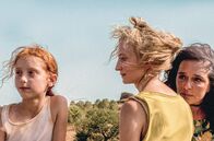 Meine Tochter – Eine Tochter, zwei Mütter: Vittoria (Sara Casu, li.), Angelica (Alba Rohrwacher, Mi.) und Tina (Valerio Golino, re.)