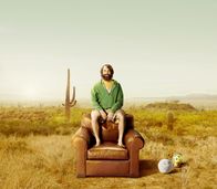 The Last Man on Earth – (1. Staffel) - Die Menschheit wurde durch einen tödlichen Virus fast vollständig ausgelöscht, doch der eigentliche Familienmensch Phil (Will Forte) hat überlebt und durchstreift, zusammen mit seinen Ball-Freunden, die amerikanischen Lande auf der Suche nach weiteren Überlebenden ...