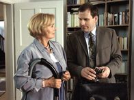 Um Himmels Willen – ARD/MDR UM HIMMELS WILLEN IV. STAFFEL FOLGE 46, "Alles unter Kontrolle" Uhr im ERSTEN. Max (Max Limpinsel, r.) ist froh, dass seine Mutter Ottilie (Ruth Maria Kubitschek, l.) sich um den Haushalt kümmert.