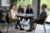 SOKO Potsdam – Pauline Hobrecht (Agnes Decker, 2.v.r.) und Tamara Meurer (Anja Pahl, 2.v.l.) befragen Milan Borschel (Arndt Schwering-Sohnrey, r.) und Gudrun Borschel (Daniela Ziegler, l). Es gab Unstimmigkeiten zwischen Gudrun Borschel und der Verstorbenen über ihren Erziehungsstil.