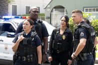The Rookie – Ein gemeinsamer Einsatz zur Festnahme eines Einbrecher läuft nicht nach Plan. Von links: Lucy Chen (Melissa O'Neil), Wade Grey (Richard T. Jones), Angela Lopez (Alyssa Diaz), Tim Bradford (Eric Winter) und Nyla Harper (Mekia Cox)