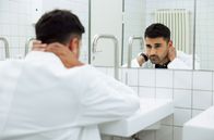 In aller Freundschaft – Dr. Ilay Demir (Tan Caglar) bringt die Begegnung mit seiner Schwester an seine Grenzen.