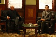 Monk – Nach dem plötzlichen Ableben Dr. Krogers muss sich Monk (Tony Shalhoub, r.) widerstrebend an seinen neuen Therapeuten Dr. Bell (Hector Elizondo, l.) gewöhnen.