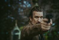 Die Düsteren – Nach ihrer Festnahme und Flucht aus der Inselwache eröffnet Polizeichef Ahrens (Karsten Antonio Mielke) die Jagd auf Soma.