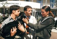 In aller Freundschaft – 30 Uhr. Alina (Alissa Jung, rechts) hat sich ihren Kindheitswunsch erfüllt, und sich, ohne Vladi (Stephen Duerr, links) zu fragen, einen Hund zugelegt. Roland (Thomas Rühmann, Mitte), ein ausgemachter Hundehasser, ist entsetzt über das Tier.