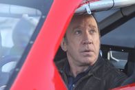 Last Man Standing – Im Gegenzug dafür, dass Mike (Tim Allen) den Rennwagen von Nascar-legende Tony Stewart fahren kann, lässt er den Rennfahrer hinter dem Steuer seines Pick-Ups Platz nehmen ...