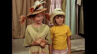 Pippi Langstrumpf – Pippi (Inger Nilsson, l.) und ihre Freundin Annika (Maria Persson, r.) spielen feine Dame.