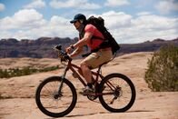 127 Hours – Es sollte eine normale Bergtour werden, doch plötzlich findet sich Aron Ralston (James Franco) in der Falle: eingeklemmt zwischen einem 500 Kilo schweren Felsbrocken und einer Canyonwand. Ohne Hoffnung auf Rettung ...