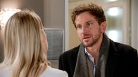 Rote Rosen – Arthur (Vivian Frey, r.) kann nicht glauben, dass Amelie (Lara-Isabelle Rentinck, l.) die Hochzeit in Frage stellt. Sie lässt sich auch nicht so schnell wieder einfangen.