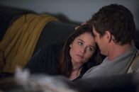 The Mentalist – Nachdem Teresa (Robin Tunney, l.) sich dafür entschieden hat, ihrem Liebhaber Marcus (Pedro Pascal, r.) nach Washington zu folgen, ist ihre Beziehung viel inniger und sie genießen jede Minute miteinander ...