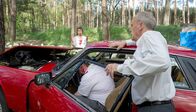 Unverschämtes Glück – ARD/WDR UNVERSCHÄMTES GLÜCK, Fernsehfilm Deutschland 2015, Regie und Buch: Hartmut Schoen Uhr im ERSTEN. Johannes Größt (Armin Rohde) verunglückt mit seinem Sportwagen schwer. Sein Fahrer Erwin Seiler (Hans-Heinrich Hardt, r) eilt an den Unfallort. Auch die Praktikantin Ulla Abel (Lore Richter) ist verletzt.
