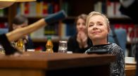Tatort – Silke „Albrecht“ Haller (Christine Urpruch) amüsiert sich über Dr. Boernes eindringliche Darstellung der Betrugsmaschen und seine dramatische Demonstration beim Seminar über Versicherungsbetrug. Sie schätzt seinen Enthusiasmus und die intensive Art seiner Präsentation.