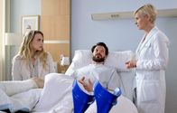 In aller Freundschaft – Dr. Kathrin Globisch (Andrea Kathrin Loewig, re.) hat noch ein paar Fragen an Jens Schultheis (Andreas Christ, mi.). Jens ist leitender Bauingenieur für Projekte in Krisengebieten, also ein harter Kerl und gibt an, dass er topfit ist. Seine Frau Bianka Schultheis (Lara Rentnick, li.) sieht das jedoch etwas anders.