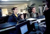 Malcolm mittendrin – Malcolm (Frankie Muniz, re.), Reese (Justin Berfield, li.) und Dewey (Erik Per Sullivan, mi.) nehmen Reißaus. Mit Hal's Kreditkarte im Gepäck nisten sie sich in einem Nobelhotel ein.
